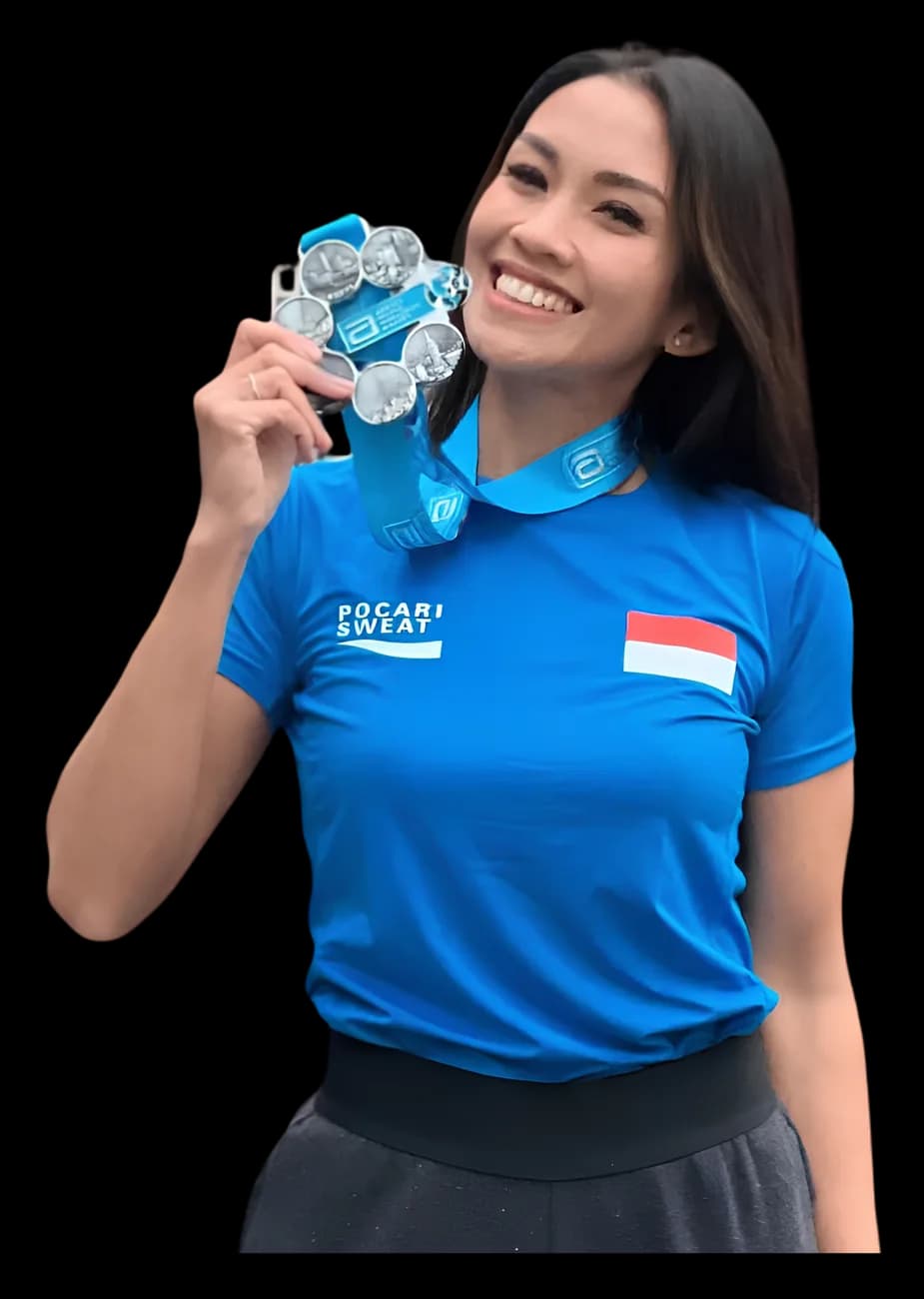 Melanie Putria dengan medali larinya setelah race. ๐